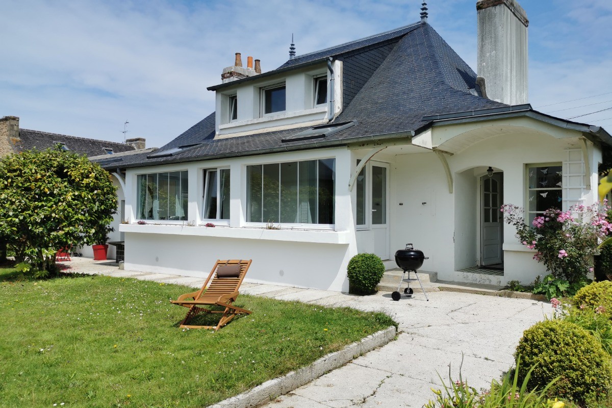 La fçade arrière de la maison avec jardin privatif