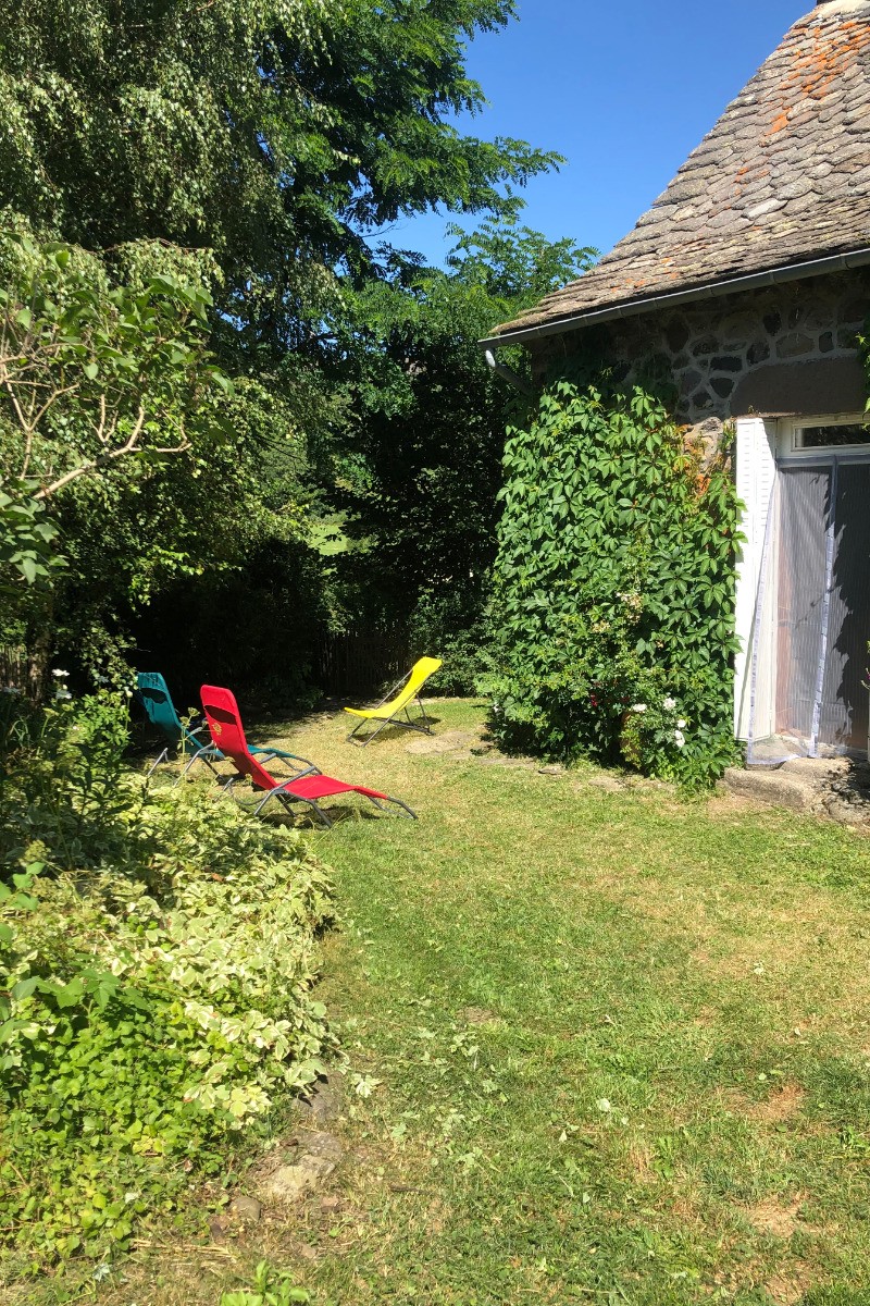 Transats dans le jardin clos du gîte à Collandres, idéal pour se détendre