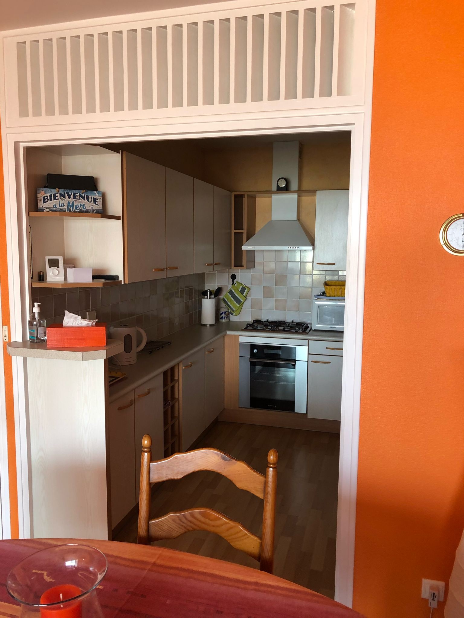 Pièce de vie chaleureuse vue mer avec accès à la terrasse (coin salon, coin séjour, coin cuisine)