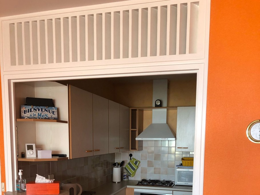 Pièce de vie chaleureuse vue mer avec accès à la terrasse (coin salon, coin séjour, coin cuisine)