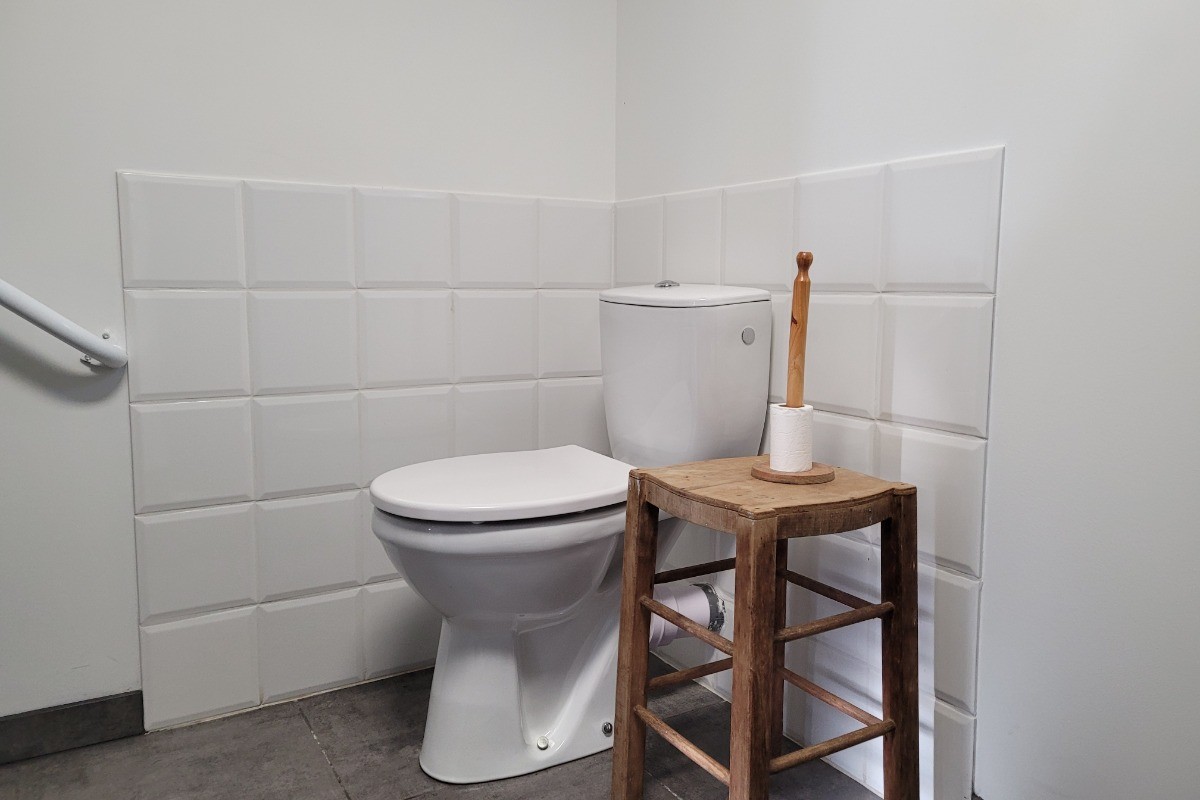 Location de vacances, Clévacances, Kerkohann, la salle d'eau du RDC avec douche et WC