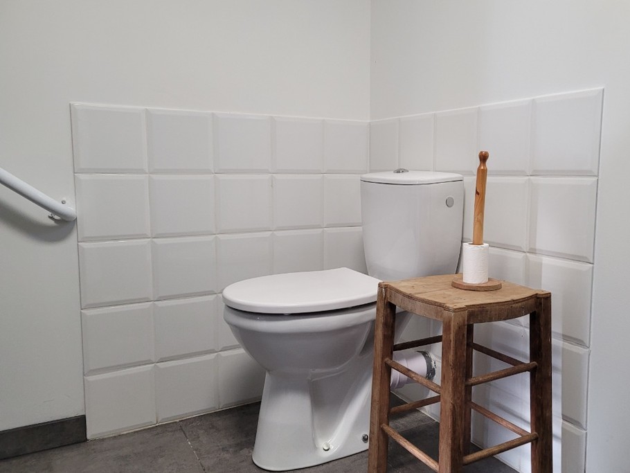 Location de vacances, Clévacances, Kerkohann, la salle d'eau du RDC avec douche et WC