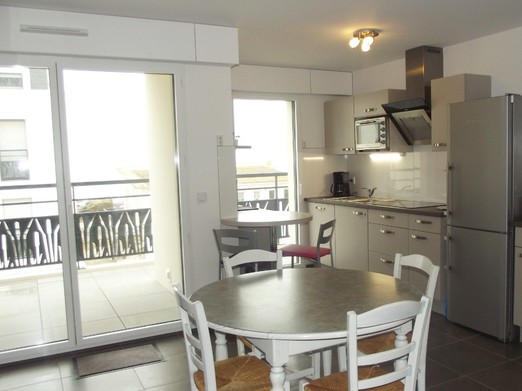 Coin repas donnant sur balcon