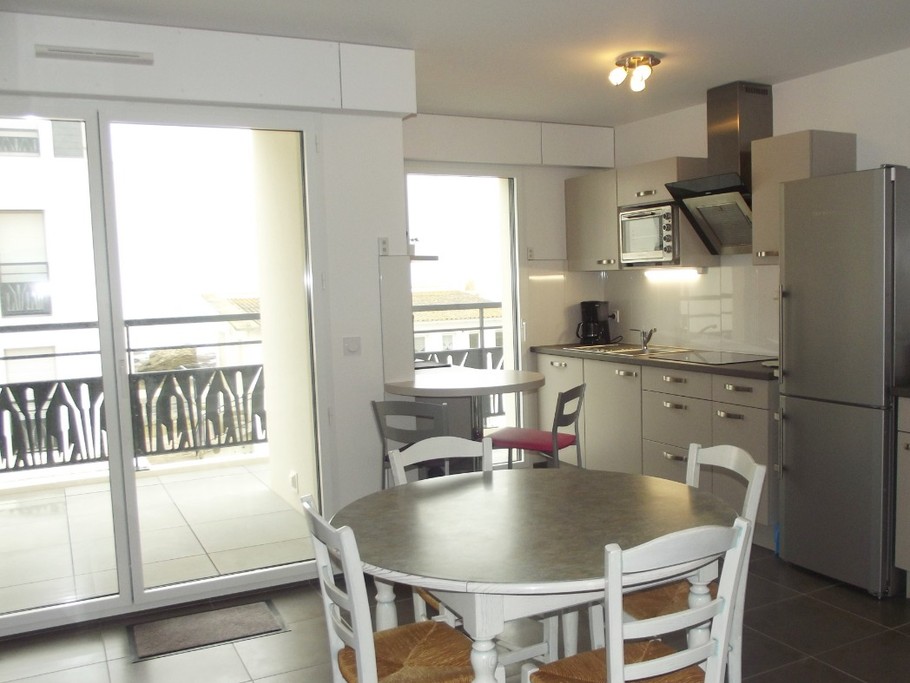 Coin repas donnant sur balcon