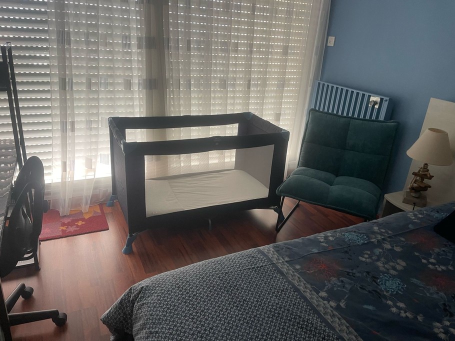 Chambre lit queen size(160x200 cm) avec dressing et bureau. Accès au balcon depuis la chambre et le salon. Mise à disposition de matériel bébé à la demande.