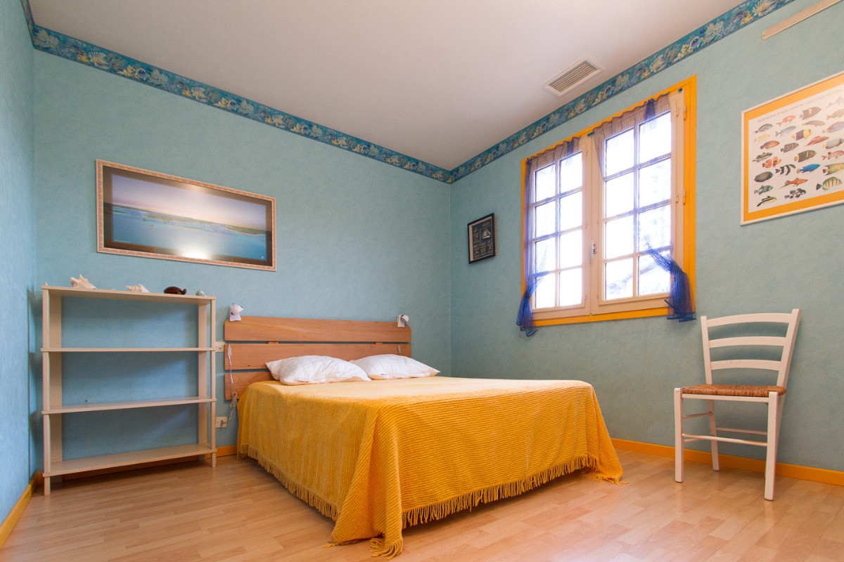 Maison à Lisle sur Tarn chambre 3 avec placards et table de chevet