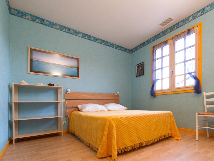 Maison à Lisle sur Tarn chambre 3 avec placards et table de chevet