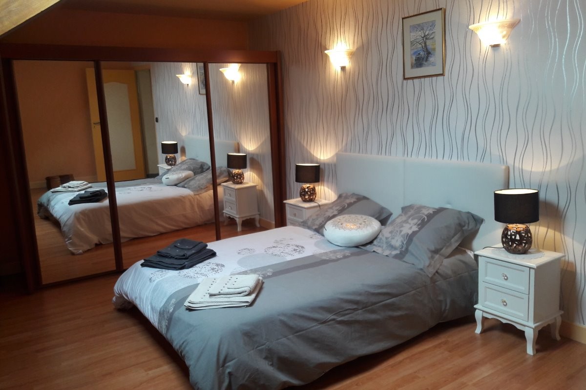 Chambre étage, avec bibliothèque et coin lecture