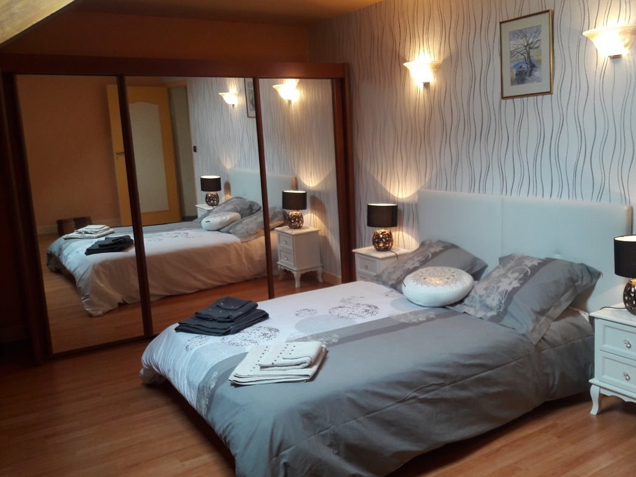 Chambre étage, avec bibliothèque et coin lecture