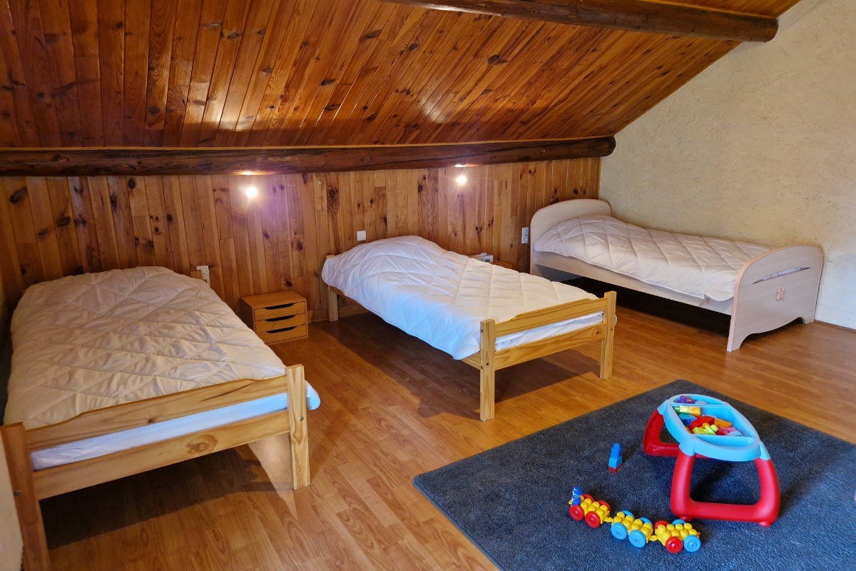 Chambre 2 à l'étage avec 3 lits simples - Gîte Vosgien Chez Capucine et Mirabelle à BELLEFONTAINE 88