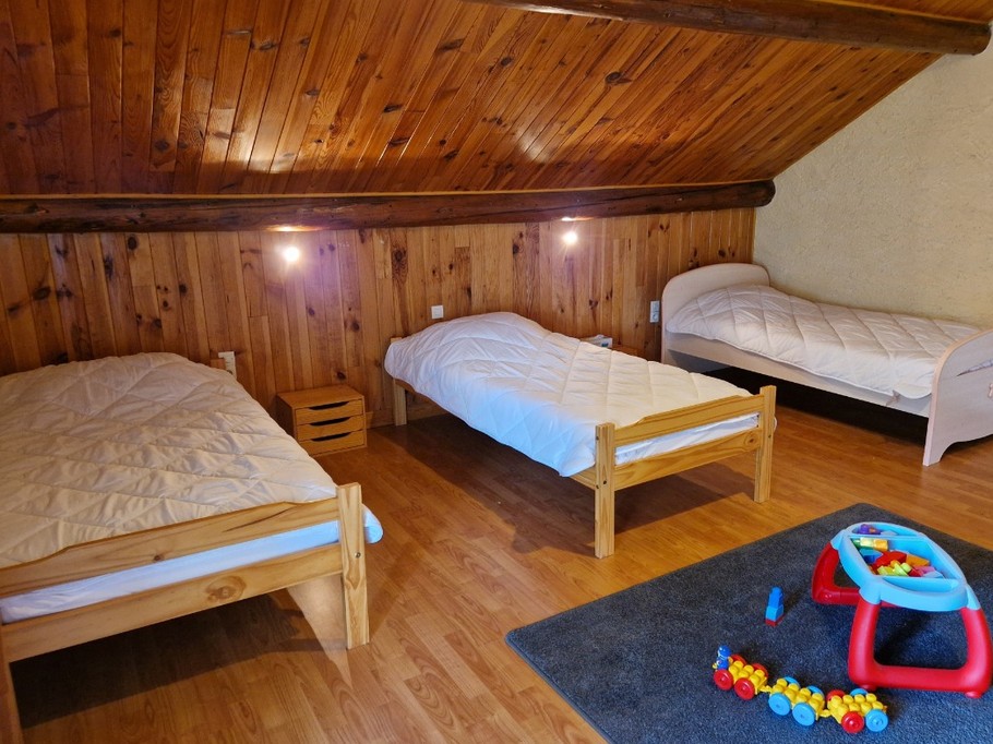 Chambre 2 à l'étage avec 3 lits simples - Gîte Vosgien Chez Capucine et Mirabelle à BELLEFONTAINE 88