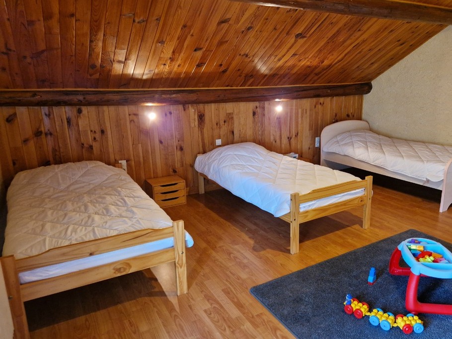 Chambre 2 à l'étage avec 3 lits simples - Gîte Vosgien Chez Capucine et Mirabelle à BELLEFONTAINE 88