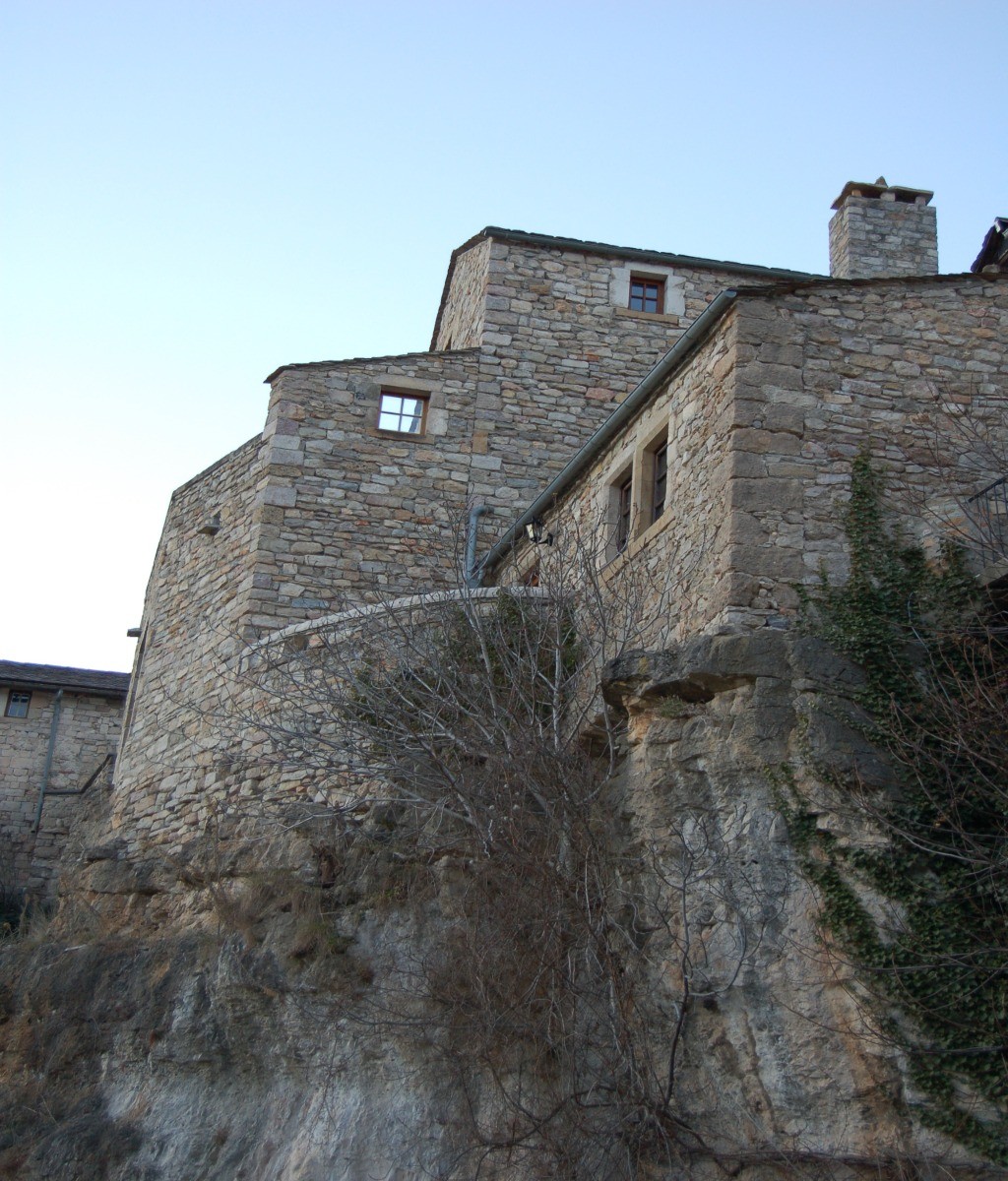 Une maison de Cantobre sur les rochers