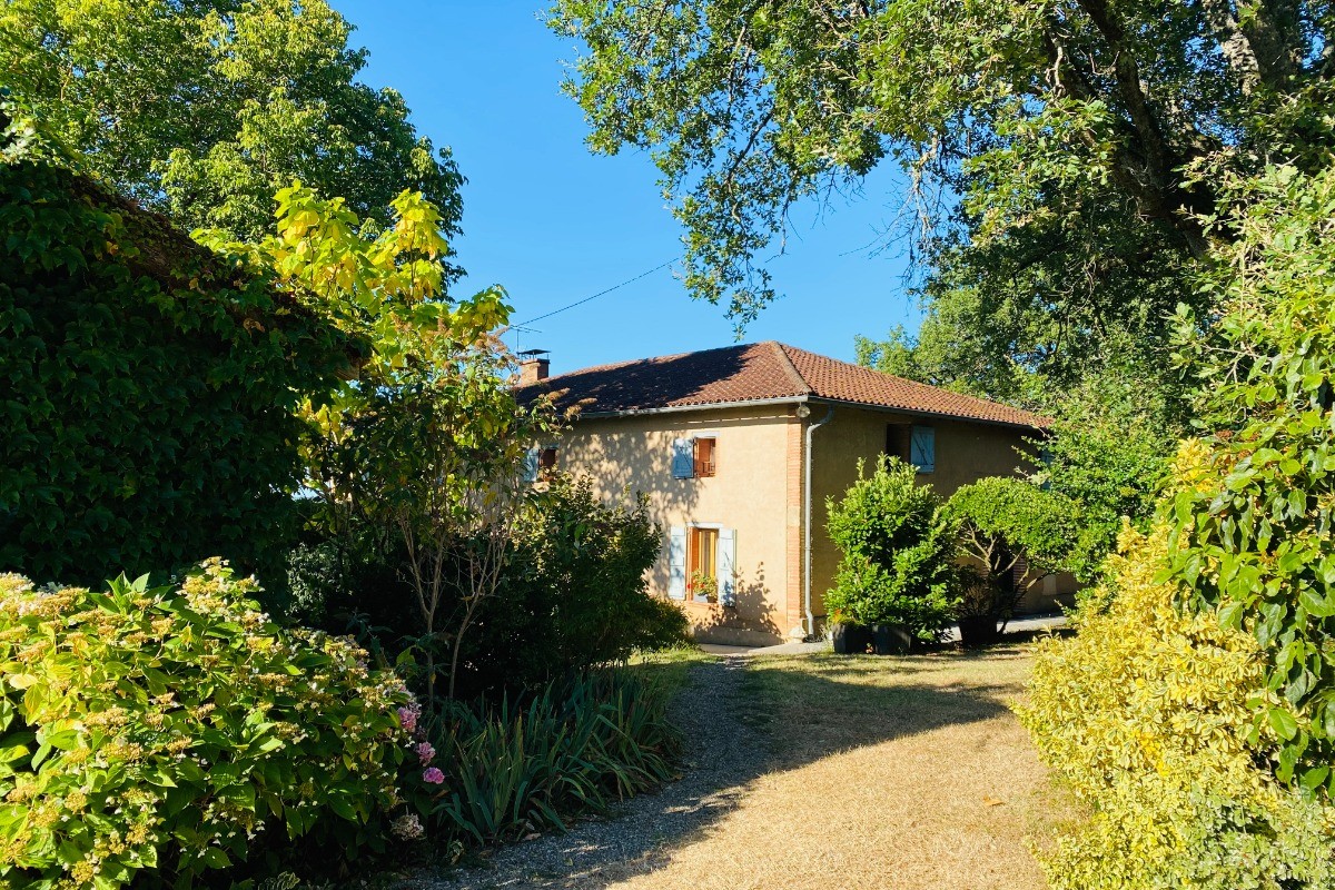 A Montdurausse, dans le Tarn voici l'entée de notre maison d'hôtes