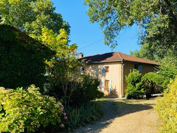 A Montdurausse, dans le Tarn voici l'entée de notre maison d'hôtes