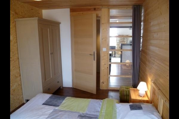 Chambre avec armoire
