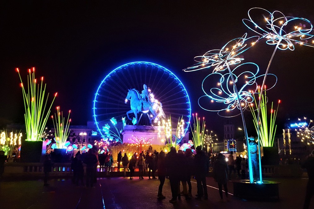 Lyon fête  des lumières 8.12   avec le tram  Gite des tuileries GENAS