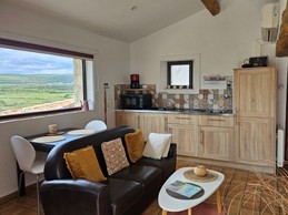 Séjour et coin cuisine, Gîte le Mazet, Domaine la Melette