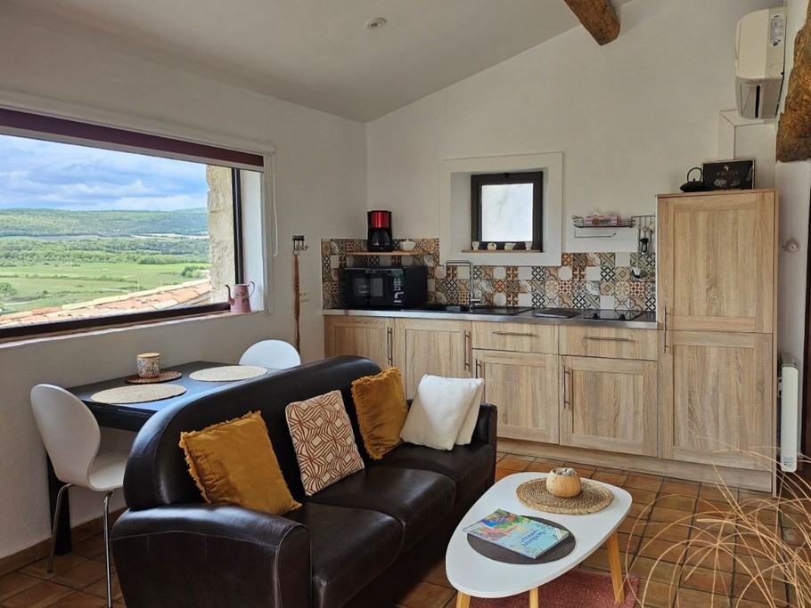 Séjour et coin cuisine, Gîte le Mazet, Domaine la Melette