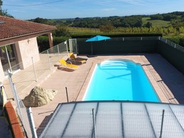 Vue vers les Pyrénées depuis la piscine