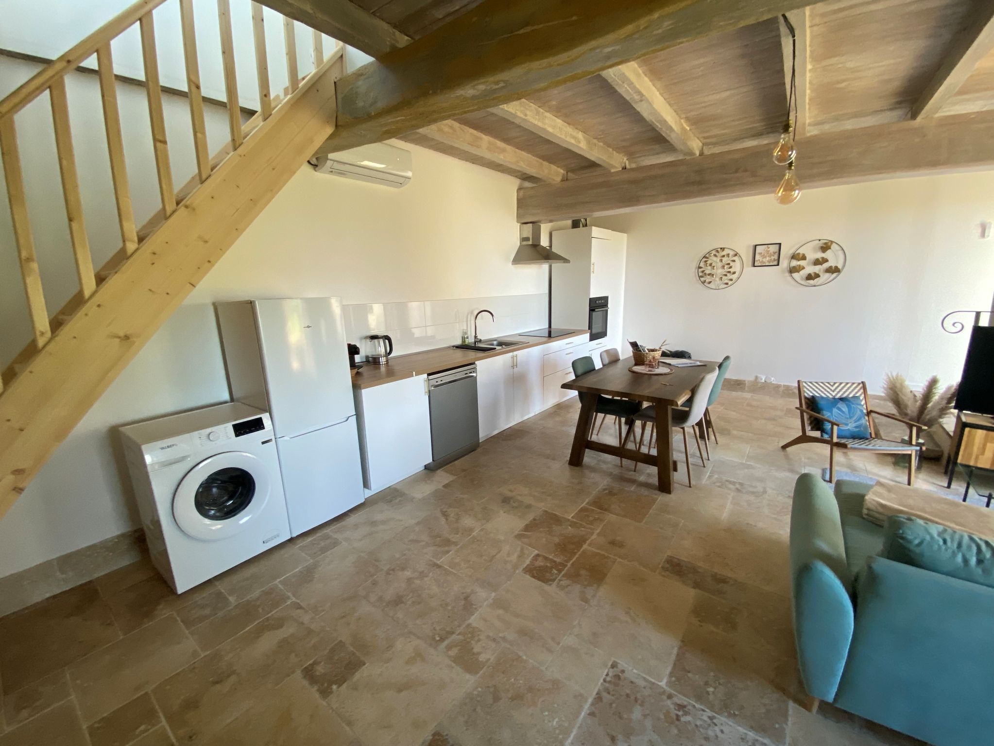 Gite Léo à La Chauvinière : La pièce de vie avec le coin salon avec télévision, WIFI et la cuisine aménagée