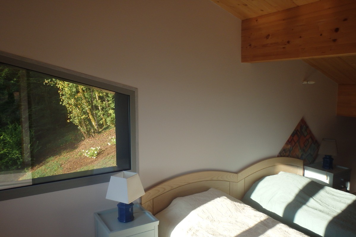 chambre N°2 avec deux lits 90X190 + un lit d'enfant et un lit bébé