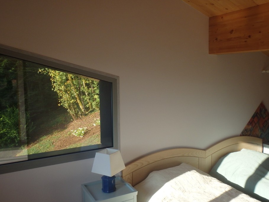 chambre N°2 avec deux lits 90X190 + un lit d'enfant et un lit bébé