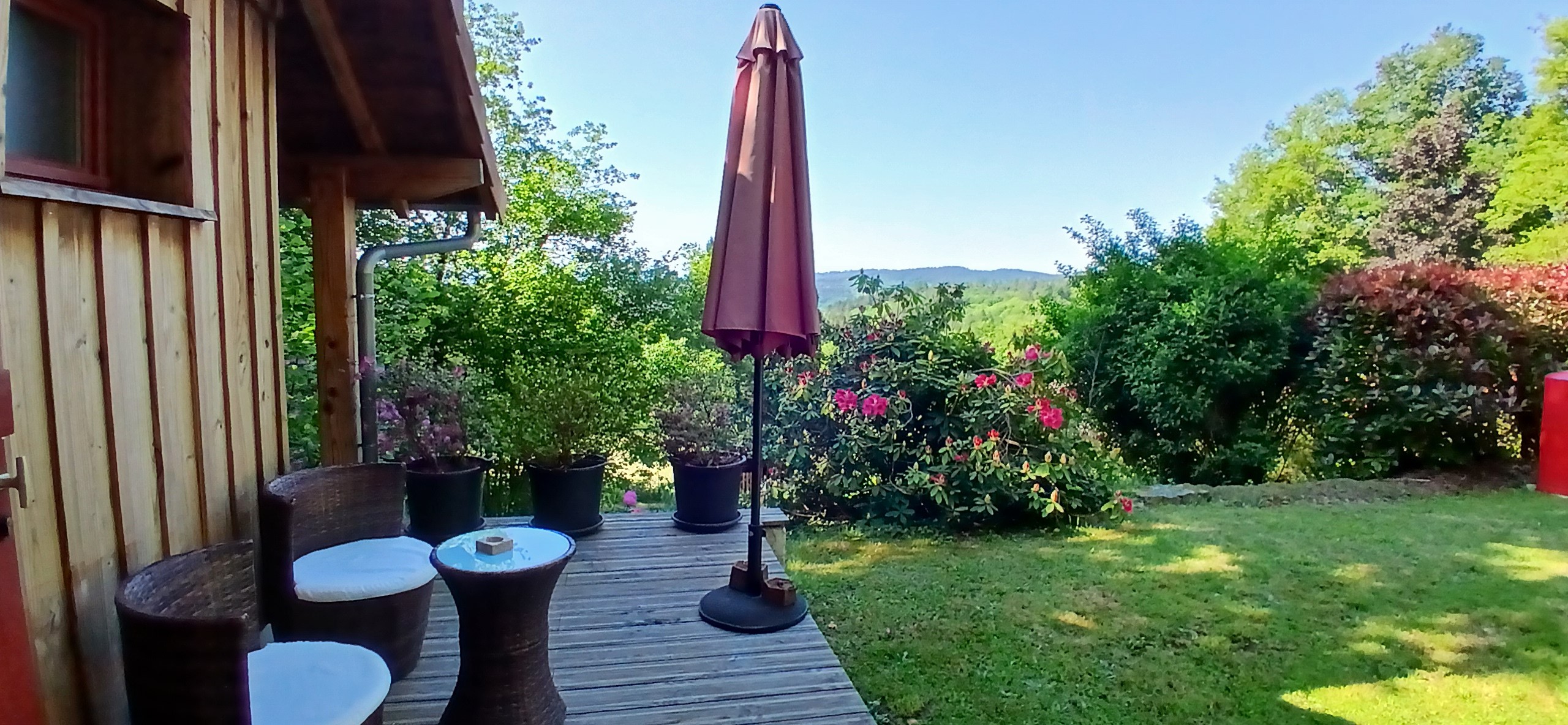 Yourte mongole "Le Point du Jour", en pleine nature, vue imprenable - Auriat, Creuse, au cœur du Limousin - Bâtiment annexe à proximité (Terrasse)
