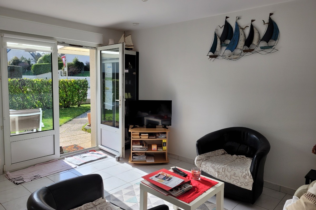 salon plein pied donnant sur terrasse et jardin