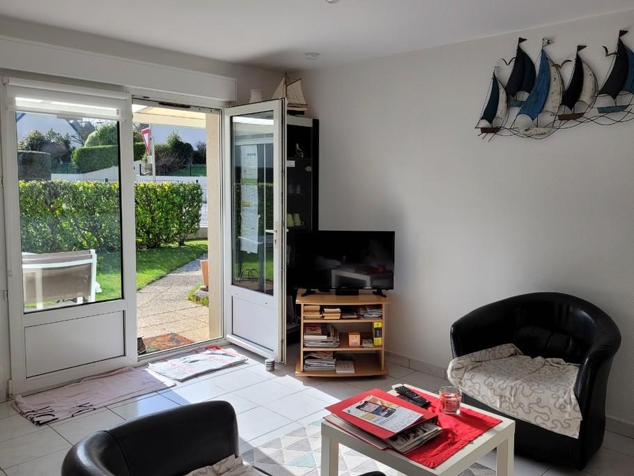 salon plein pied donnant sur terrasse et jardin