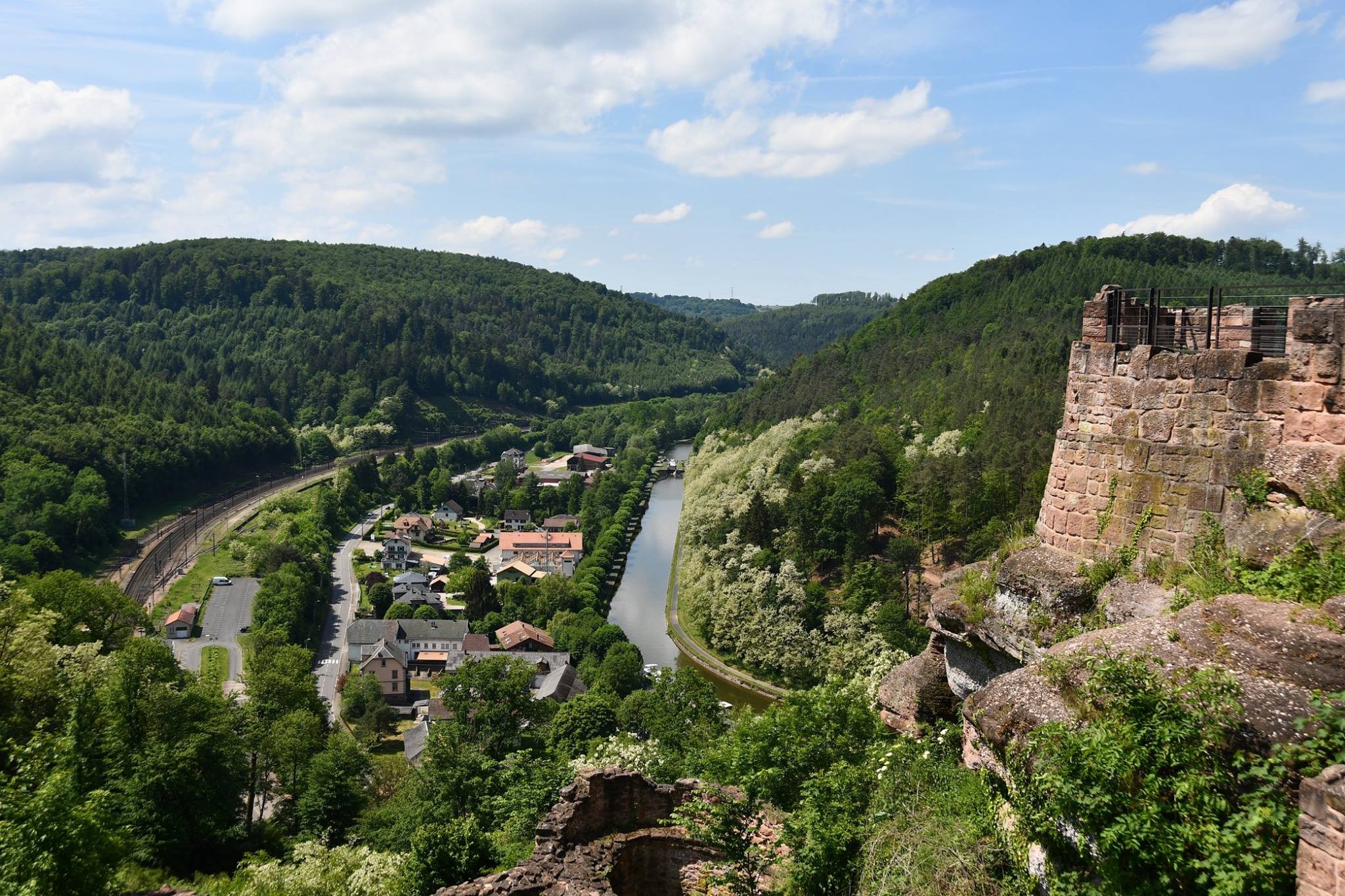 Le château de Lutzelbourg avec vue imprenable sur la vallée des éclusiers