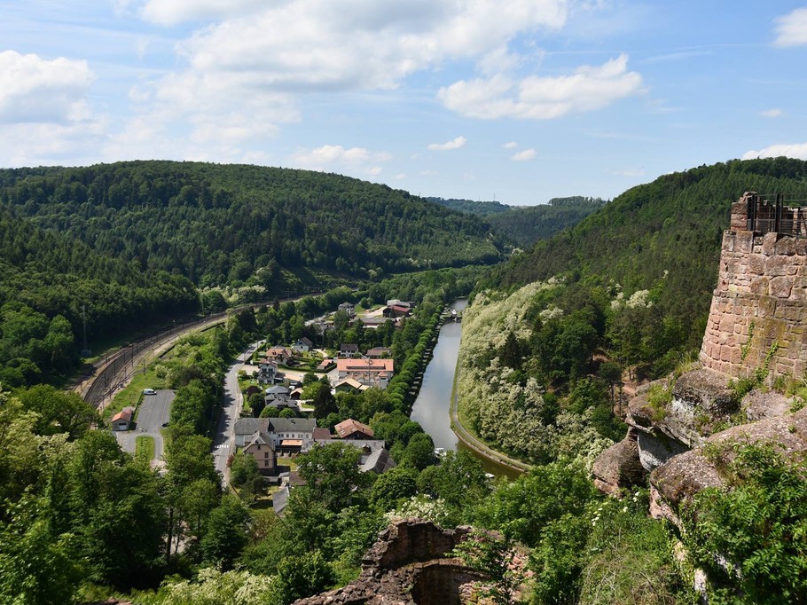 Le château de Lutzelbourg avec vue imprenable sur la vallée des éclusiers