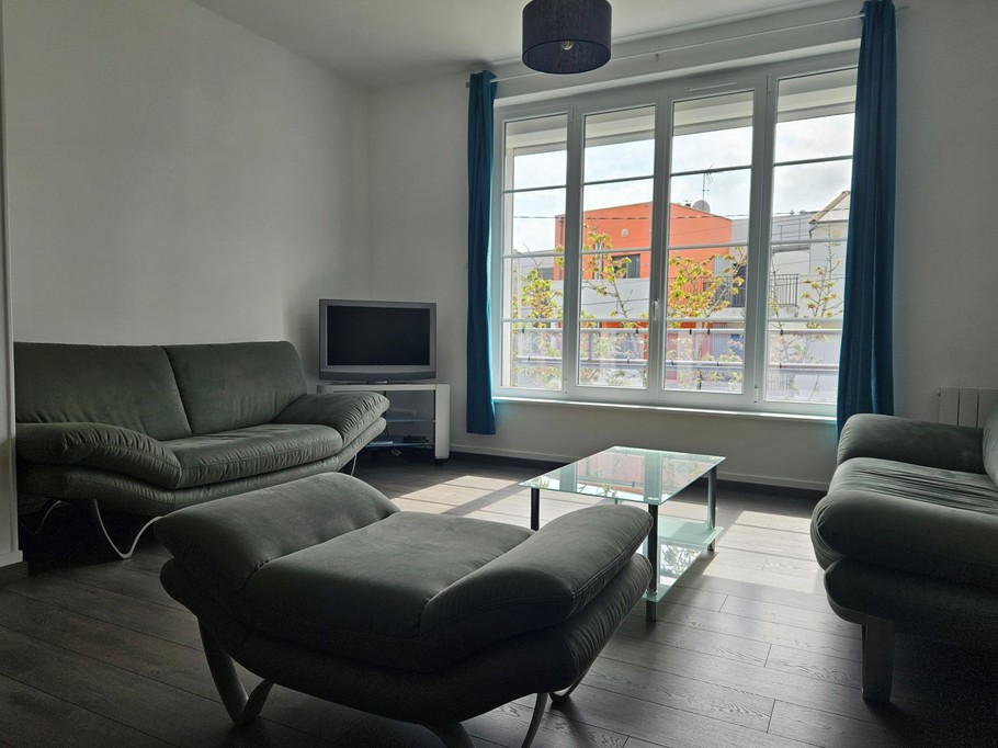 Grande pièce lumineuse salon et séjour dans l'appartement Prunelle à Royan en Charente maritime