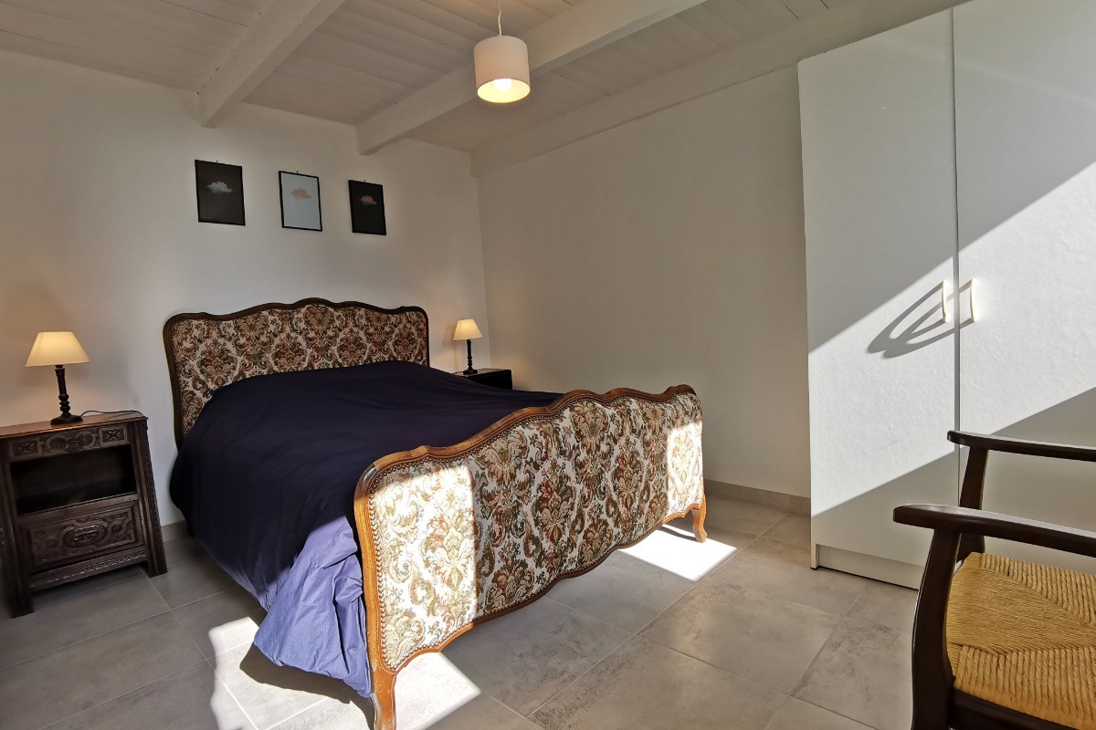 Chambre avec lit 140