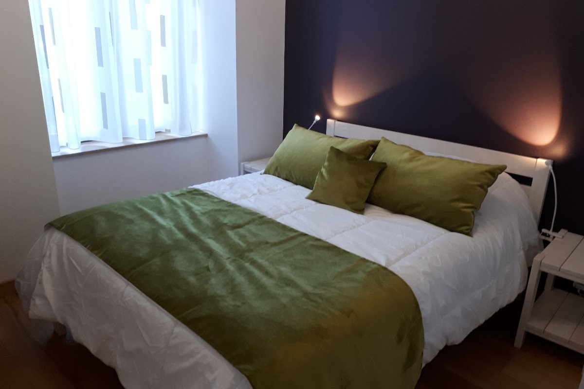 Chambre 10m² avec grand placard fauteuil clubet tévision