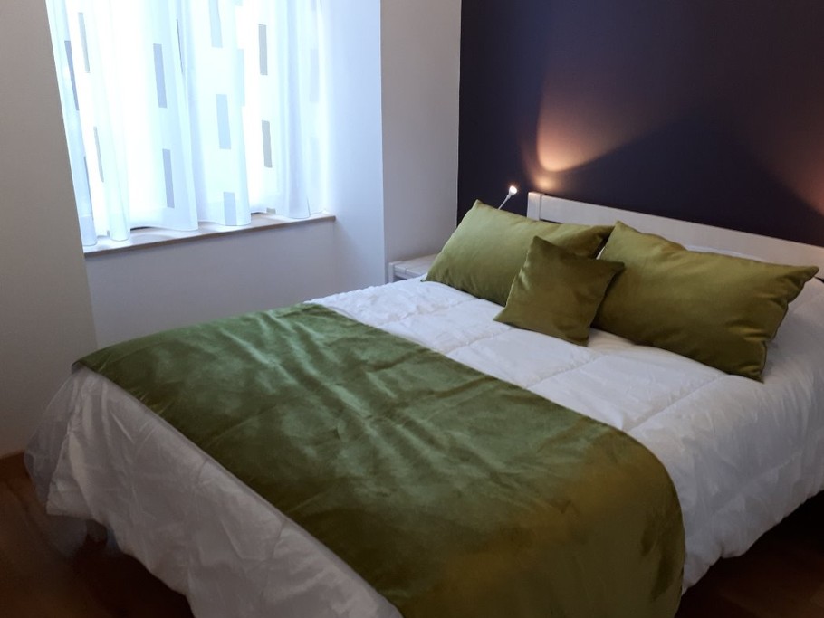 Chambre 10m² avec grand placard fauteuil clubet tévision