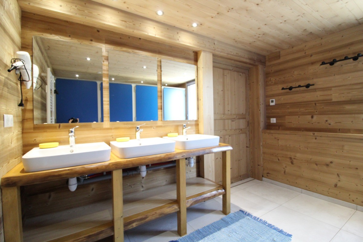 Salle d'eau avec 3 vasques, 2 douches et 2 wc - Gîte des Ecorces