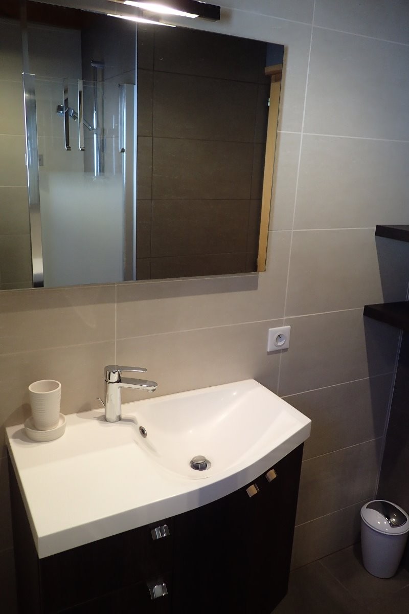 Salle de toilettes n°1 avec douche