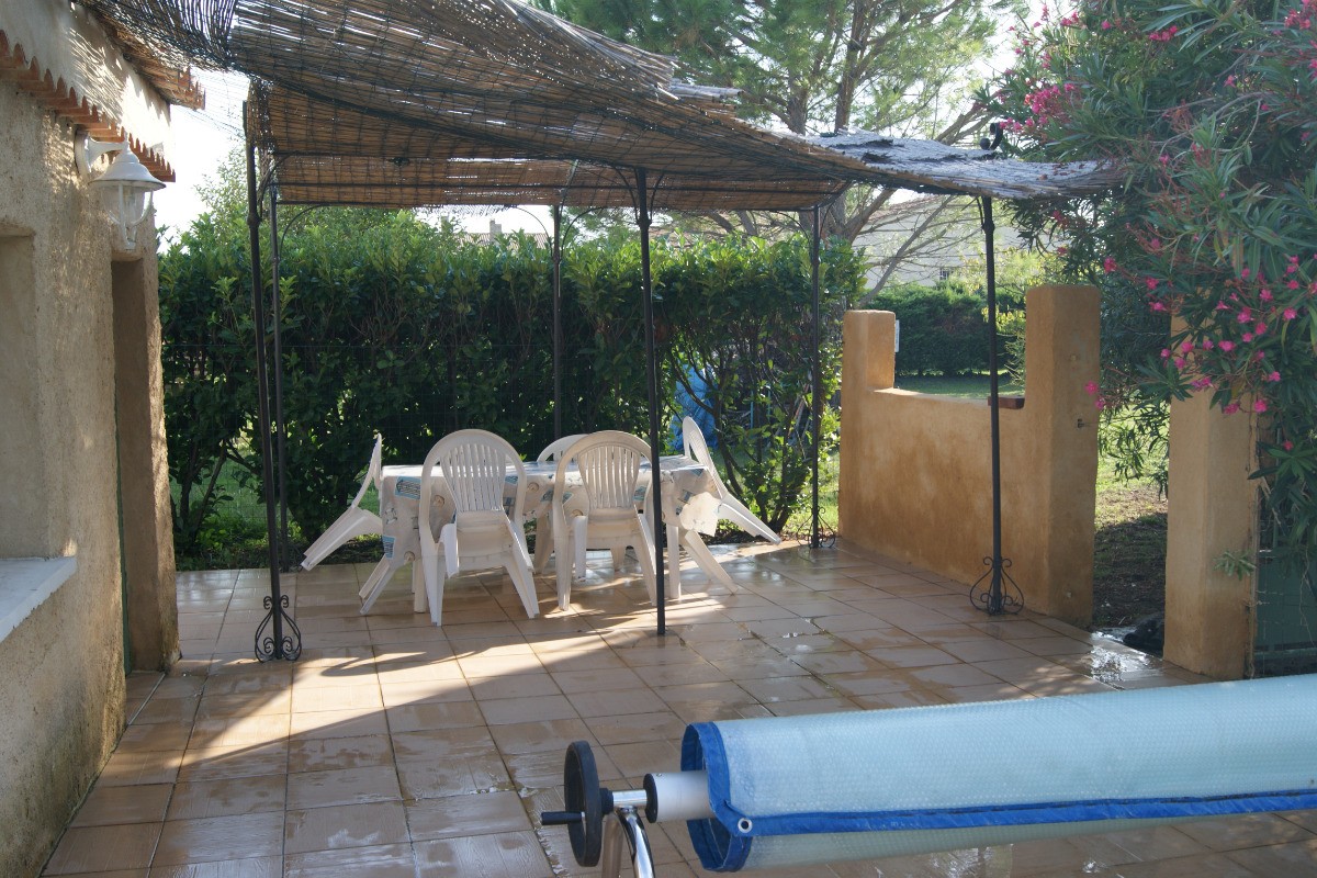 Tonnelle à côté de la piscine