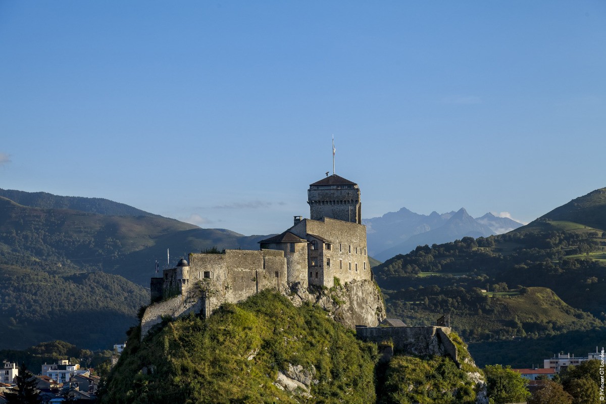 Depuis le jardin on apprécie la vue sur le château-fort et les Pyrénées