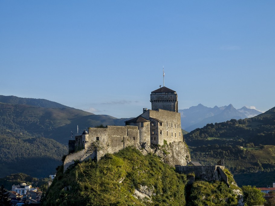 Depuis le jardin on apprécie la vue sur le château-fort et les Pyrénées