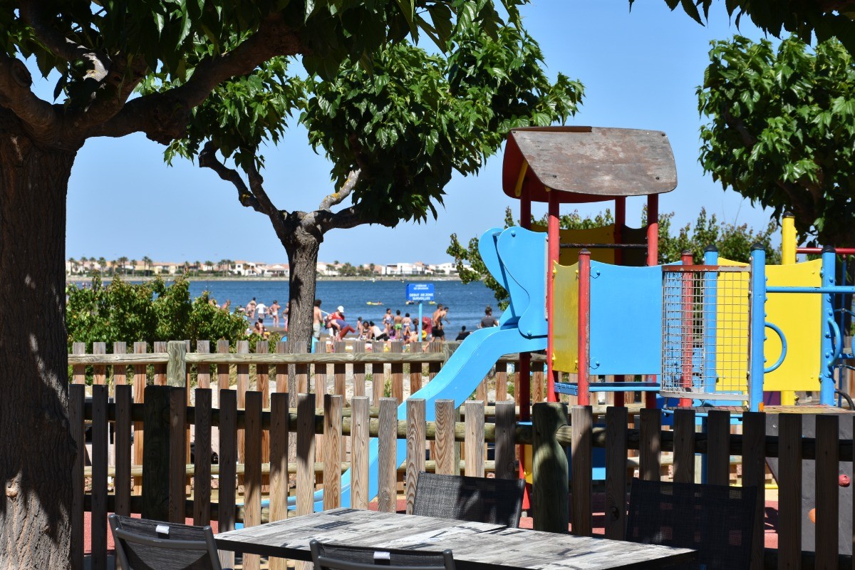 Jeux pour enfants face à l'appartement