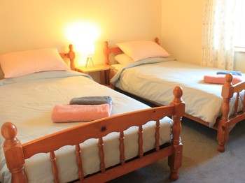 Une troisième chambre double à l'étage avec deux lits jumeaux