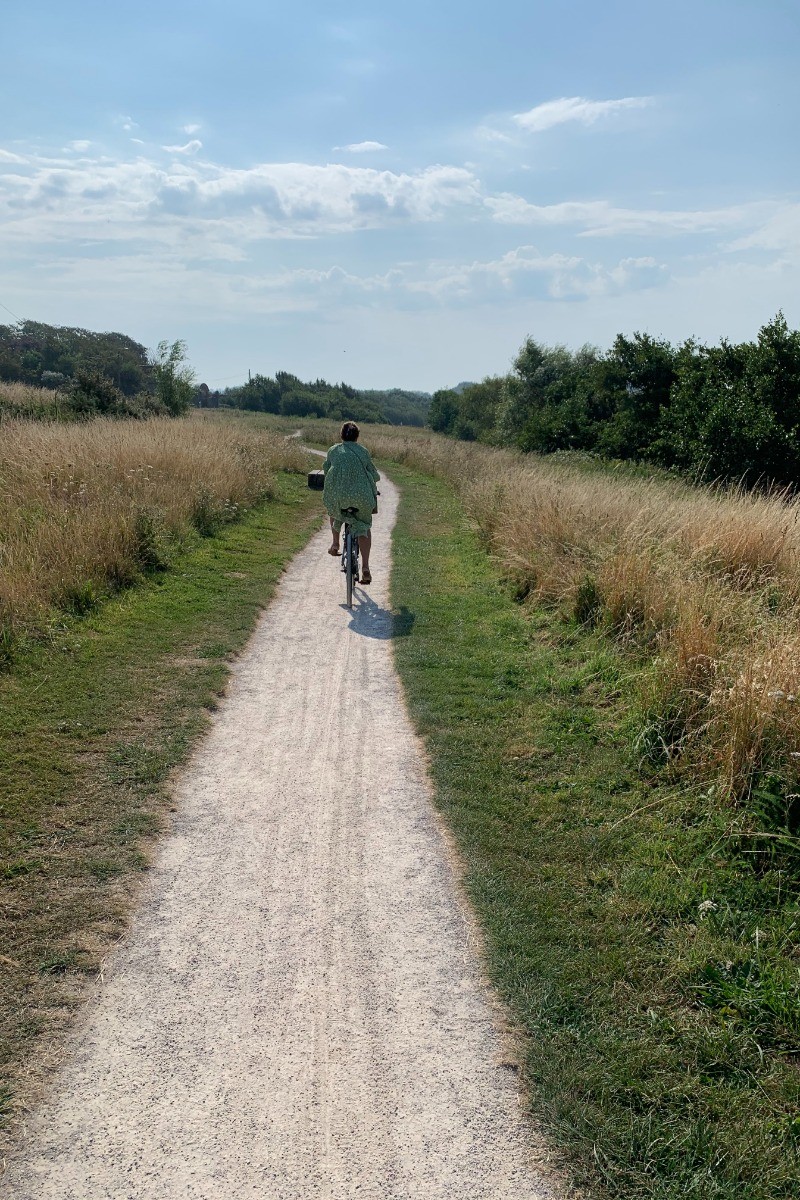 NOMBREUSES BALADES A PIED OU A  VELO