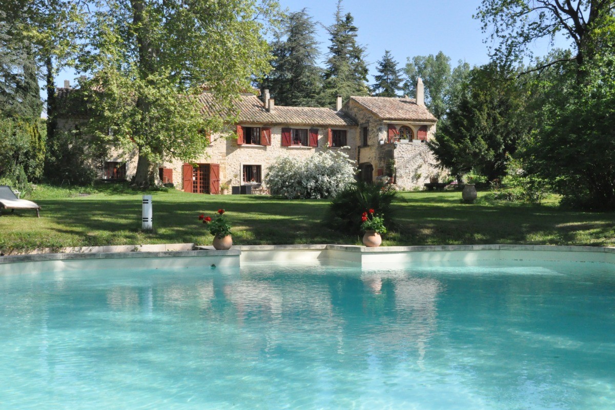 Le jardin et la piscine du Moulin