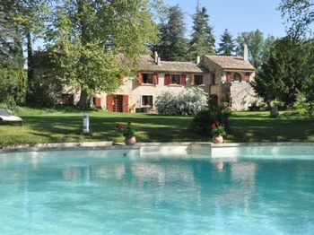 Le jardin et la piscine du Moulin