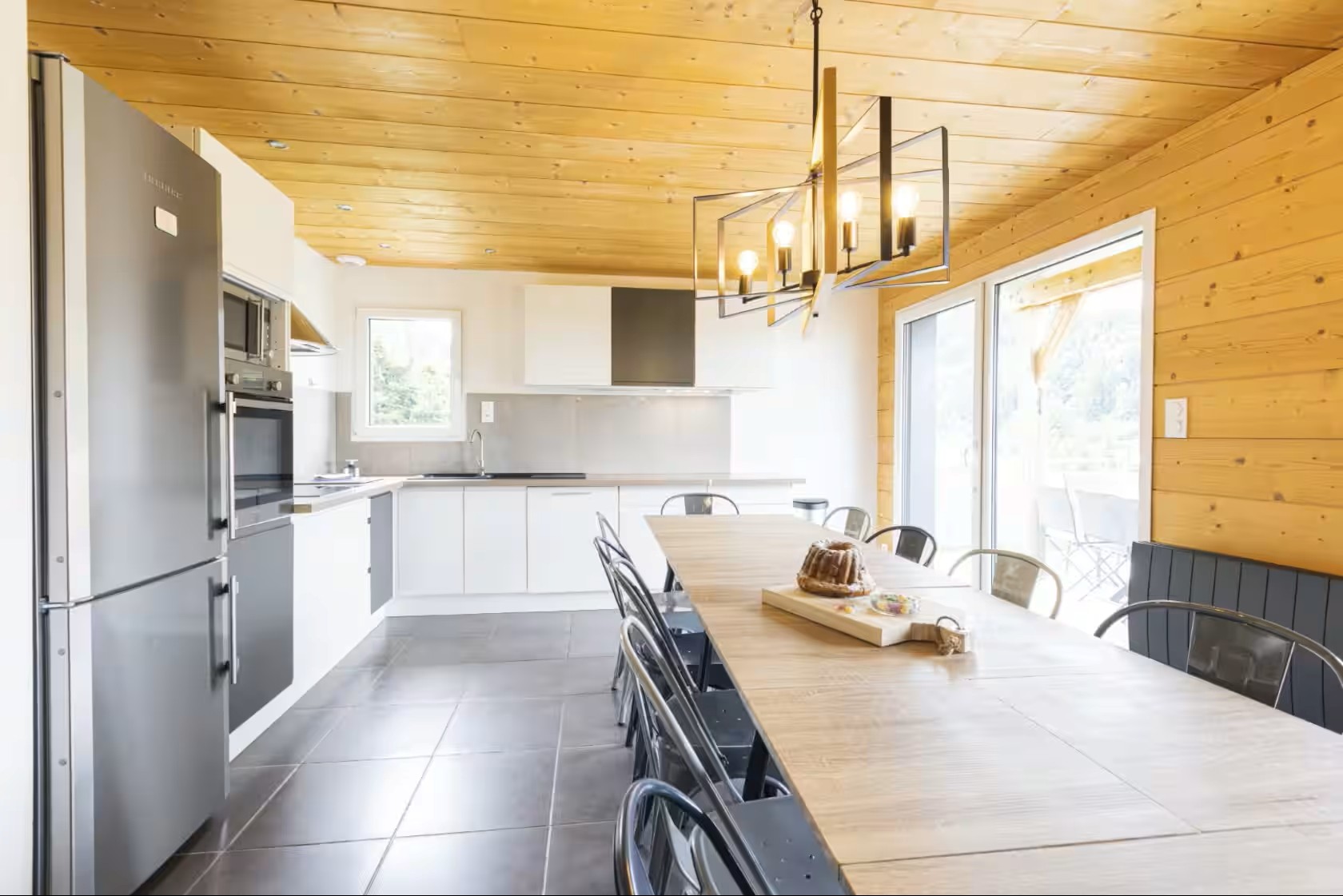 Open-plan kitchen and living room – Chalet Emma, with views of Gérardmer and its lake