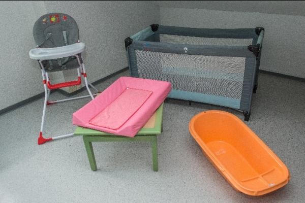prêt de kit bébé (lit, chaise haute, baignoire, tapis à langer) sur réservation