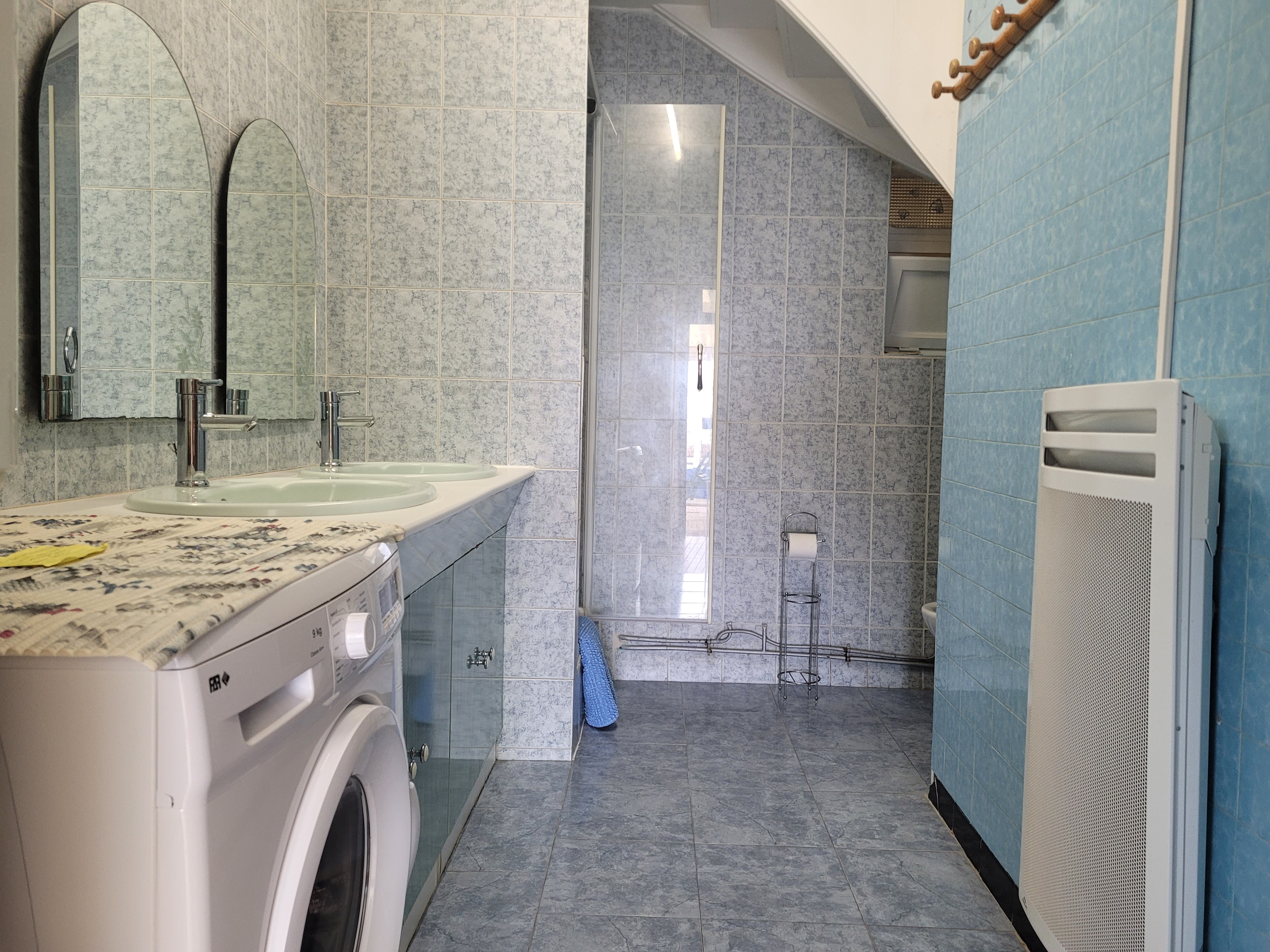 FLOURY, location clévacances, Port de Loguivy, la salle d'eau avec douche et WC du RDC