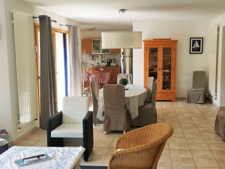 Grande pièce de vie lumineuse avec accès jardin. En enfilade, salon, séjour et cuisine toute équipée pour 10 personnes.